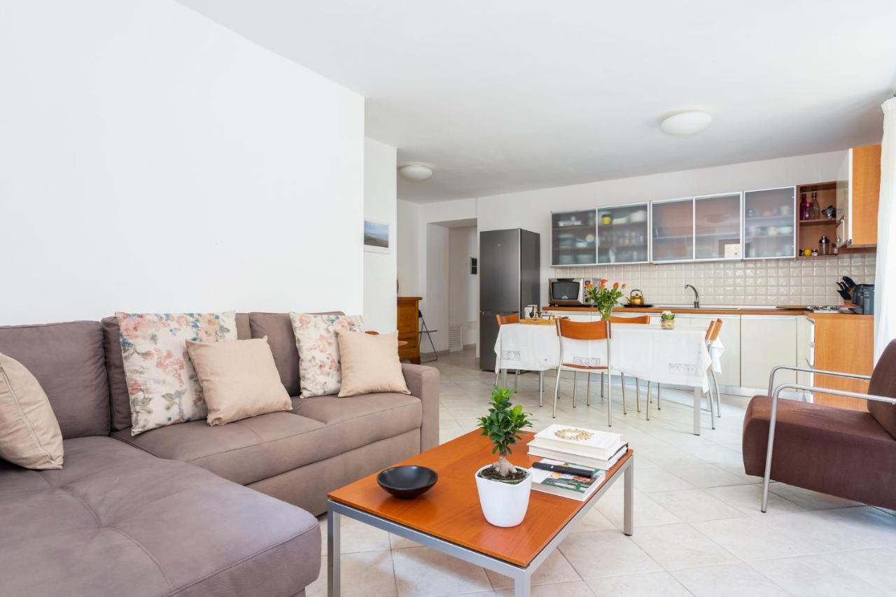 Spacious 3-Bedroom Apartment With Courtyard In Tempio Pausania - Perfect For Families Exteriör bild