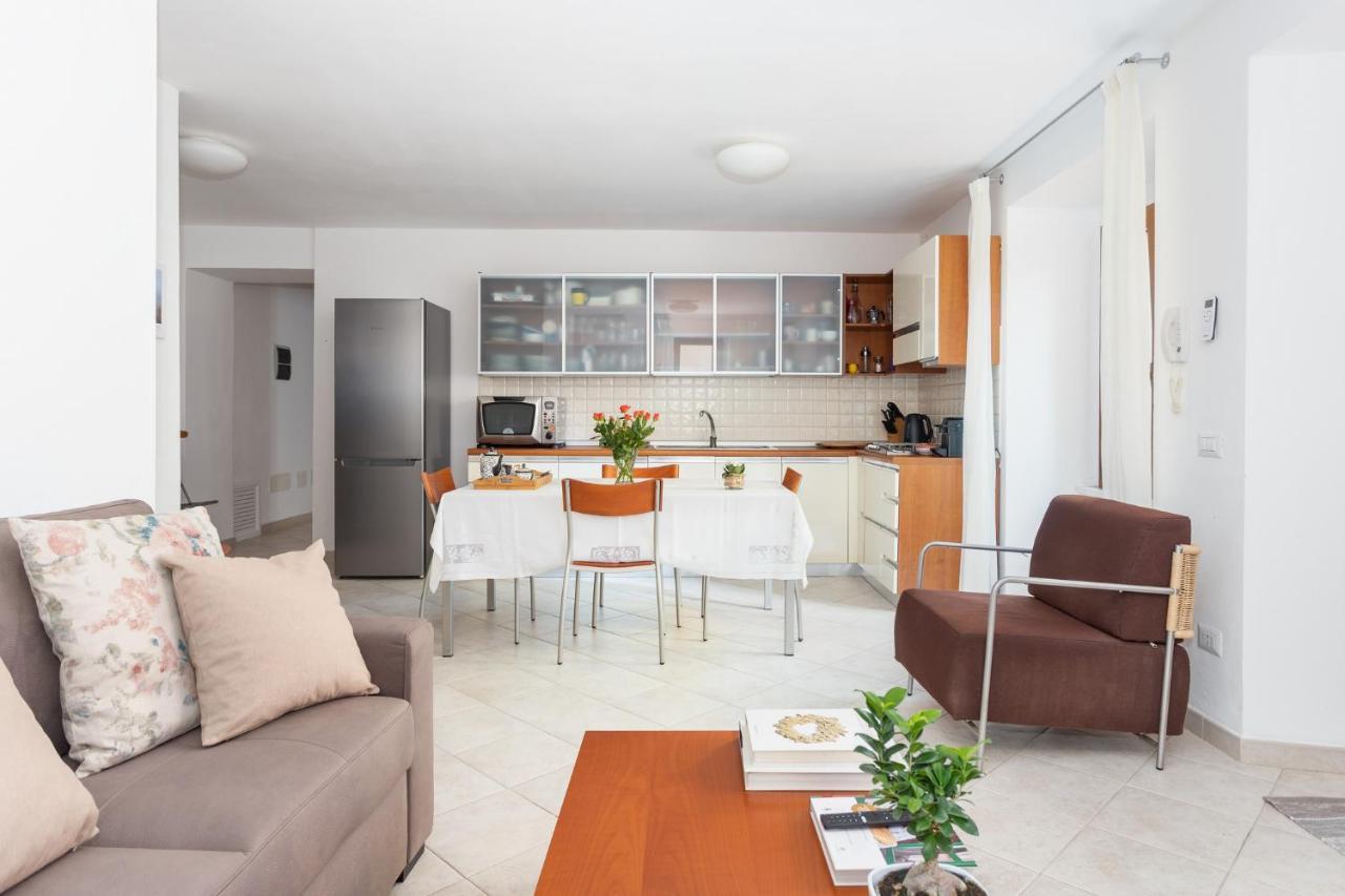 Spacious 3-Bedroom Apartment With Courtyard In Tempio Pausania - Perfect For Families Exteriör bild