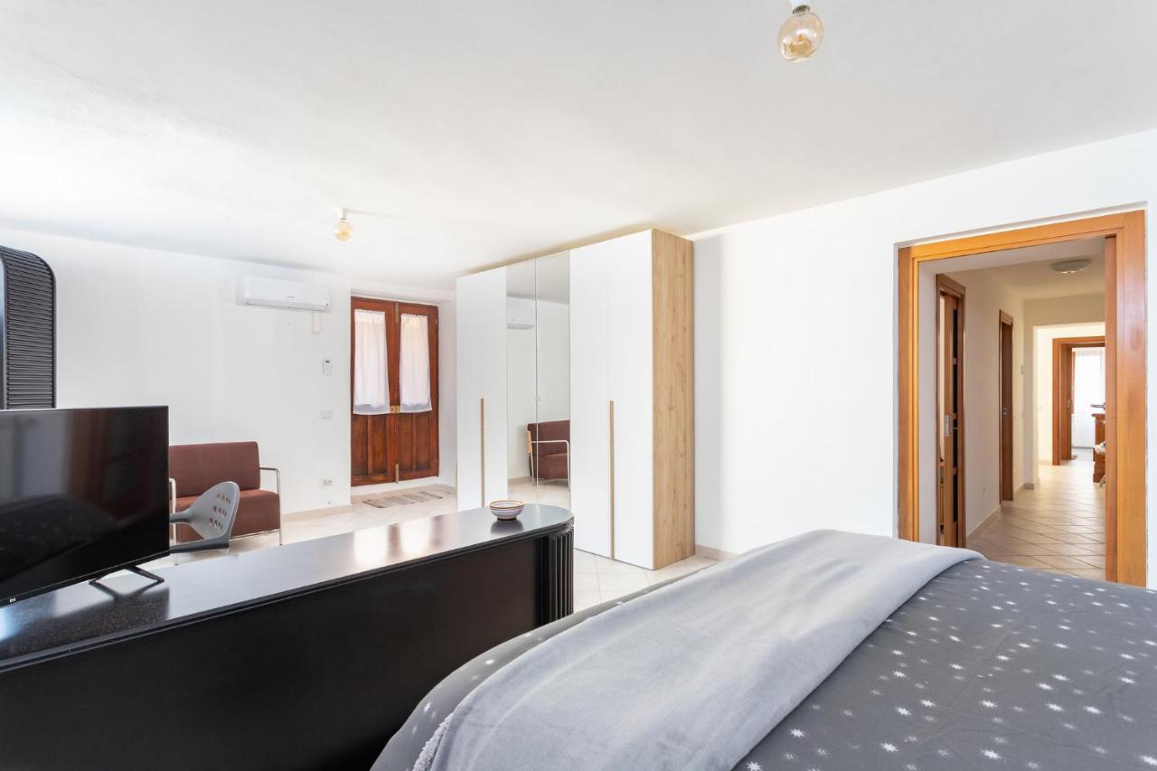 Spacious 3-Bedroom Apartment With Courtyard In Tempio Pausania - Perfect For Families Exteriör bild