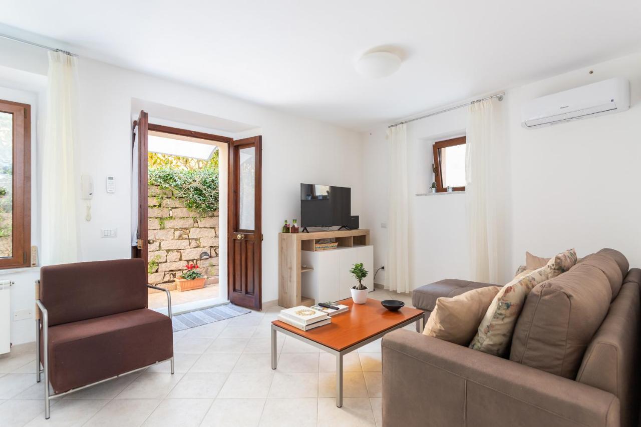 Spacious 3-Bedroom Apartment With Courtyard In Tempio Pausania - Perfect For Families Exteriör bild